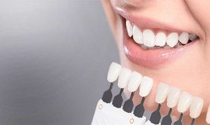 Как отбелить зубы народными способами?